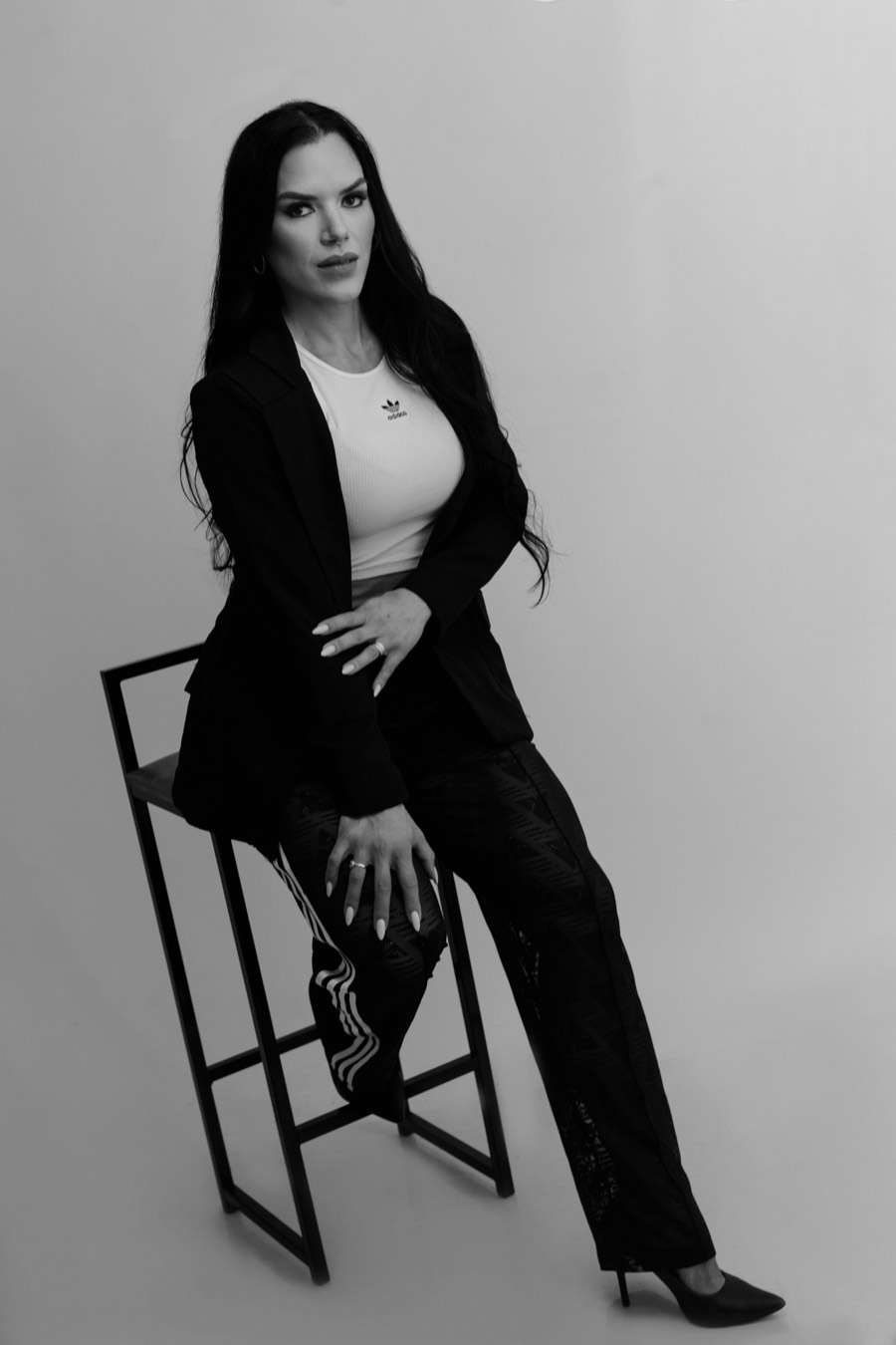 Retrato em preto e branco de Sabine Gasparetto sentada